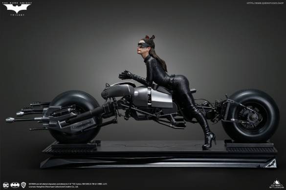 CATWOMAN (ANNE HATHAWAY) ON BATPOD 1/6 SCALE STATUE - 1